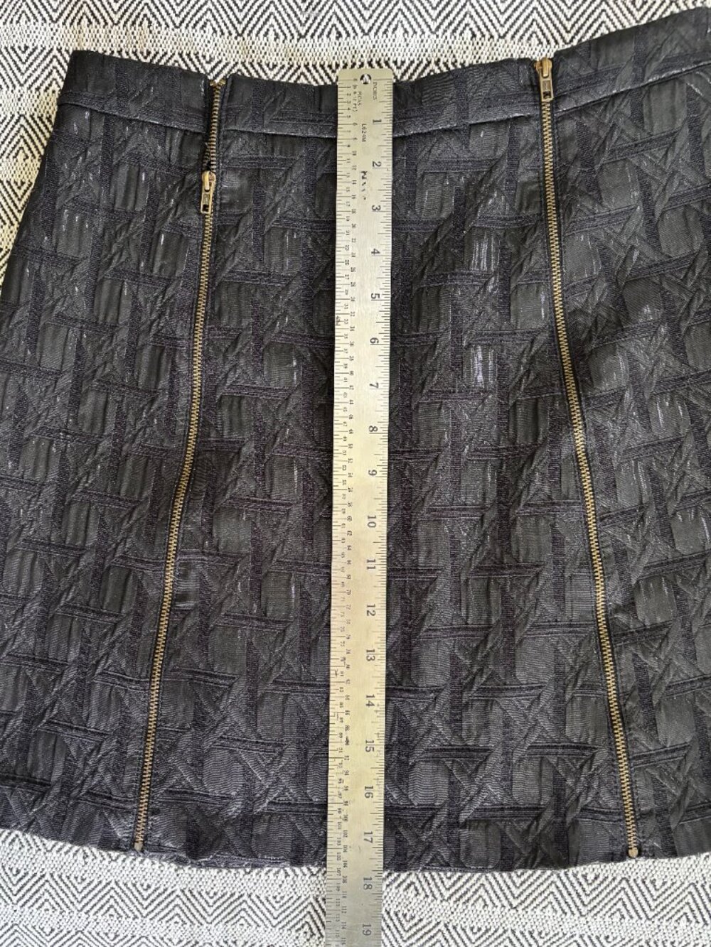 Xhilaration Zippered Front Mini Skirt Black Textured Geometric Fabric Size M - Picture 7 of 8